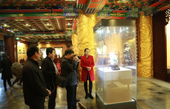 教育部規(guī)建中心“產(chǎn)教融合創(chuàng)新實驗”項目專家參觀考察翡翠博物館
