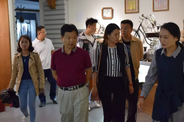 國務(wù)院發(fā)展研究中心研究員孟春一行參觀高黎貢文化創(chuàng)意產(chǎn)業(yè)園區(qū)